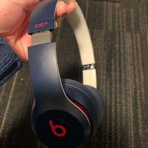 Beats solo 3 Bluetooth wireless headphones